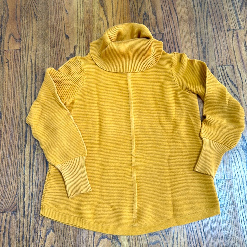 Beautiful mustard sweater in excellent condition size M